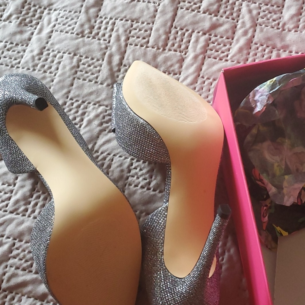 Shoes - Picture 3 of 4